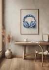 Een minimalistische kamer met een houten bureau, een stoel, een kleine vaas met gedroogde planten en een ingelijst kunstwerk met de aab 333 Delfts blauw van CollageDepot. De wand en vloer zijn in neutrale tinten uitgevoerd, wat bijdraagt aan de serene sfeer.,Lichtbruin