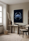 Een minimalistische binnenkamer toont een ingelijst kunstwerk van CollageDepot's aab 339 Delfts blauw op een donkere achtergrond boven een houten consoletafel. Op de tafel staat een vaas met gedroogde planten en een boek. Een geweven vloerkleed, een rieten mand en een stoel maken het decor compleet.,Zwart