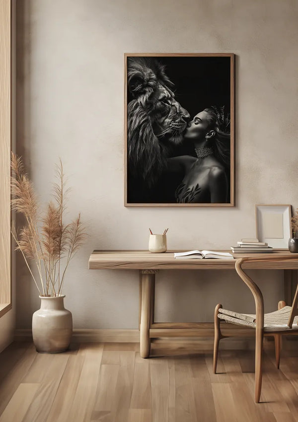 Een moderne, minimalistische kamer met een houten bureau met een stoel, een grote ingelijste zwart-wit CollageDepot 'aaa 125 Exclusive'-foto van een leeuw en een vrouw aan de muur, en een ronde vaas met gedroogde planten op de vloer. Voor een extra toets staat er een stapel boeken op het bureau.,Lichtbruin