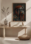 Een minimalistische kamer met een houten consoletafel met diverse vazen, een rond kussen op de vloer en een ingelijst portret van een orang-oetan met een bril en een gebloemd overhemd. De orang-oetan heeft lang rood haar en een papegaai op zijn kop. Natuurlijk licht verlicht de scène. Het lijkt erop dat de aaa 114 Exclusive van CollageDepot ontbreekt.,Lichtbruin