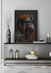 Een ingelijst portret van een orang-oetan met lang rood haar, met een bril en een gebloemd overhemd, zit op een zwarte consoletafel. Op de consoletafel staat ook een hoge vaas met takken, kaarsen, lantaarns en gestapelde boeken. De achtergrond is een lichtgrijze muur. De gehele opstelling wordt aangevuld door de elegante aaa 114 Exclusive van CollageDepot.,Zwart