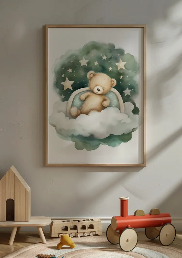 Ingelijste illustratie van een teddybeer zittend op een wolk omringd door sterren. Het Welterusten Teddybeer Schilderij van CollageDepot hangt aan een lichtgekleurde muur boven een houten speelgoedtrein en een klein houten huisje, die op de vloer zijn geplaatst. Het schilderij is voorzien van een handig magnetisch ophangsysteem voor eenvoudige installatie.,Lichtbruin