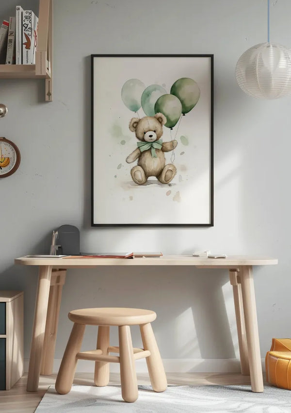 Een minimalistische kinderkamer met een licht houten bureau en kruk. Boven het bureau hangt een ingelijst schilderij Teddybeer Met Groene Ballonnen van CollageDepot, voorstellende een beer die groene ballonnen vasthoudt. De kamer is voorzien van neutrale tinten met enkele decoratieve items op het bureau en de plank, allemaal subtiel versterkt door slimme wanddecoratie en een magnetisch ophangsysteem.,Zwart