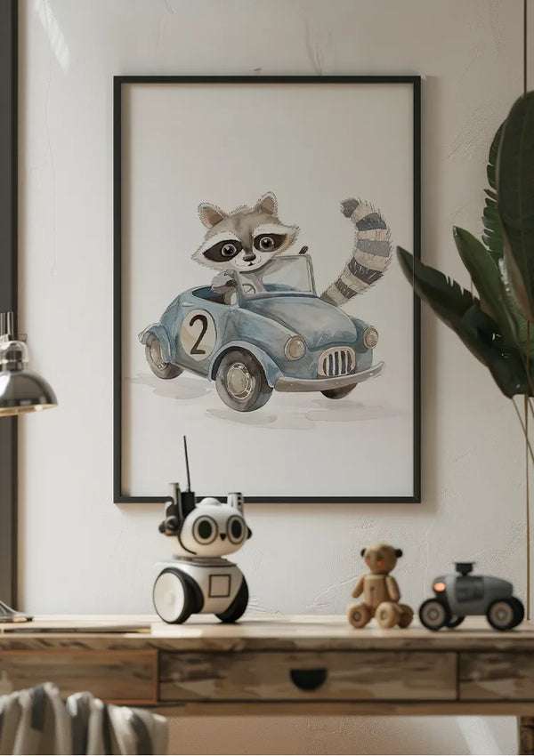 Aan de muur hangt een ingelijst Wasbeer in Blauwe Vintage Auto Schilderij van CollageDepot van een wasbeer die een blauwe auto bestuurt met een nummer 2 erop, beveiligd door een magnetisch ophangsysteem. Hieronder staat een bureau met een kleine robot, een teddybeer en een speelgoedauto. Aan de rechterkant van de afbeelding is een plant zichtbaar.,Zwart