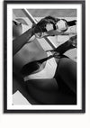 Een zwart-witfoto van een persoon in bikini die op een stoel zit en een drankje uit een fles in een glas schenkt. Dit luxe Summer Tanning Schilderij van CollageDepot, waarin het middengedeelte en de hand die de fles vasthoudt prominent aanwezig zijn, straalt ontspanning uit, aangevuld met het magnetische ophangsysteem voor eenvoudige weergave.,Zwart-Met,Lichtbruin-Met,showOne,Met