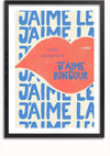 Een ingelijste poster met in het midden een illustratie van grote, gestileerde rode lippen. De blauwe, herhaalde tekst op de achtergrond luidt "J'AIME LE." Op de lippen staat in blauwe tekst "J'AIME BONJOUR" samen met "2 STYLES" en "+ EXTRAS." Deze chique wanddecoratie is voorzien van een gebroken witte achtergrond en een magnetisch ophangsysteem. Het J'aime Le Bonjour Schilderij van CollageDepot is een prachtige toevoeging aan elke kamer.,Zwart-Met,Lichtbruin-Met,showOne,Met
