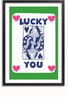 Een ingelijste poster, perfect voor wanddecoratie, heeft een speelkaartachtig ontwerp met de zin "LUCKY YOU" in opvallende blauwe letters. De kaart toont een gestileerd schoppenvrouwportret in blauw, met roze harten die de hoeken versieren en een groene rand. Inclusief een eenvoudig magnetisch ophangsysteem. Dit is het **Lucky You Speelkaart Schilderij** van **CollageDepot**.,Zwart-Met,Lichtbruin-Met,showOne,Met