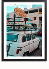 Op straat staat een witte auto geparkeerd met surfplanken op het dak, die lijkt op een Reclame Surfschool Schilderij. Op een bord bovenop de auto staat: 'Board Rental Surf School'. De achtergrond bestaat uit verschillende andere voertuigen en een lichtgekleurd gebouw, prachtig ingelijst als een wanddecoratie of poster van CollageDepot.,Zwart-Met,Lichtbruin-Met,showOne,Met