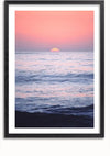 Een ingelijste foto van een zonsondergang boven de oceaan, perfect als wanddecoratie. De zon is gedeeltelijk zichtbaar, waardoor een roze en paarse tint aan de lucht ontstaat en wordt weerspiegeld in het water. De oceaan lijkt kalm met zachte golven. Het frame is zwart met een witte matte rand en voorzien van een magnetisch ophangsysteem voor eenvoudige installatie. Dit prachtige stuk heet "Opname Tijdens zonsondergang Schilderij" van CollageDepot.,Zwart-Met,Lichtbruin-Met,showOne,Met