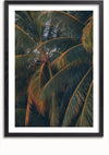 Een ingelijste foto met een close-up van overlappende palmbladeren. Dit prachtige Ingezoomd Op De Palmboom Schilderij van CollageDepot heeft een zwart frame en witte binnenmatten, waardoor de gedetailleerde texturen en kleuren van de bladeren worden geaccentueerd. Hij wordt geleverd met een magnetisch ophangsysteem voor eenvoudige plaatsing van wanddecoratie.,Zwart-Met,Lichtbruin-Met,showOne,Met