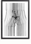 Een zwart-wit ingelijst Met lijnen gevormd gezicht schilderij van CollageDepot heeft een abstract ontwerp met verticale lijnen. Deze lijnen kromtrekken zich rond twee centraal geplaatste vormen die lijken op gezichten in een kussende houding. Het totaaleffect creëert een optische illusie, versterkt door het magnetische ophangsysteem van het kunstwerk.