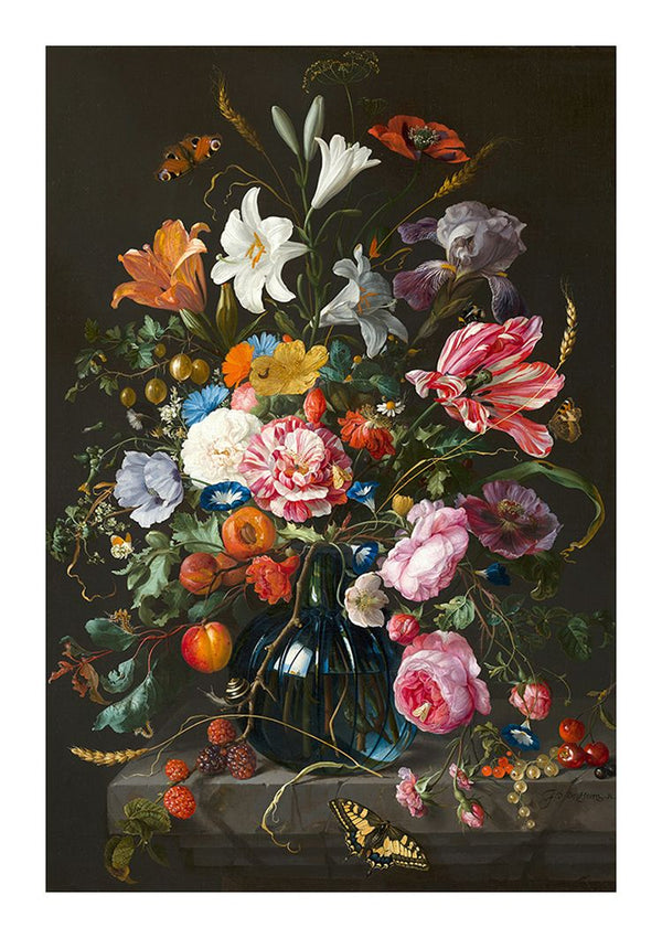 Een schilderij van een donkergroene vaas gevuld met een verscheidenheid aan kleurrijke en gedetailleerde bloemen, waaronder witte lelies, roze en rode rozen en oranje lelies. De vaas staat op een oppervlak met een vlinder en aardbeien ernaast, terwijl de donkere achtergrond het levendige arrangement benadrukt, perfect voor wanddecoratie. Het product "Stilleven met bloemen in een glazen vaas Jan Davidsz de Heem 1684 Schilderij" van CollageDepot zou een ideale keuze zijn om uw interieur te verfraaien.